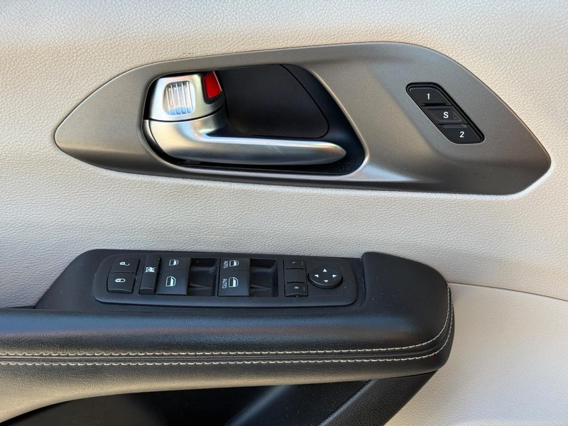 Chrysler Pacifica Vehicle Full-screen Gallery Image 25