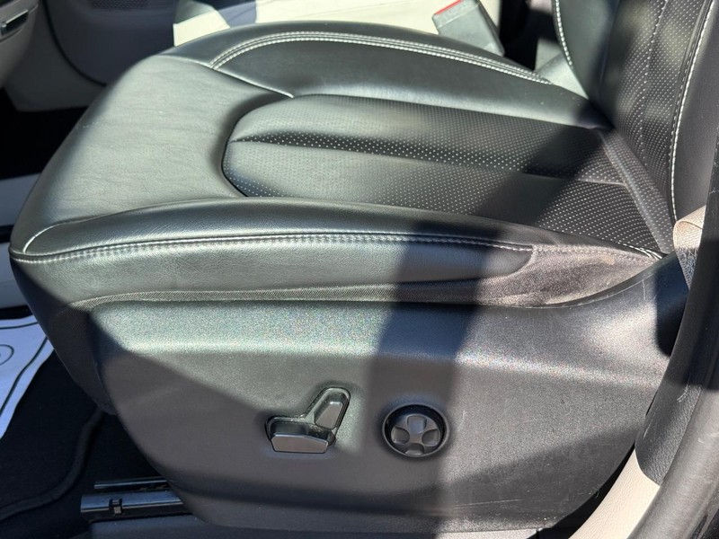 Chrysler Pacifica Vehicle Full-screen Gallery Image 26
