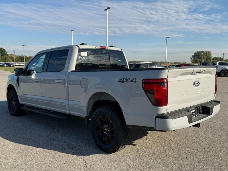 Ford F-150 Vehicle Full-screen Gallery Image 3