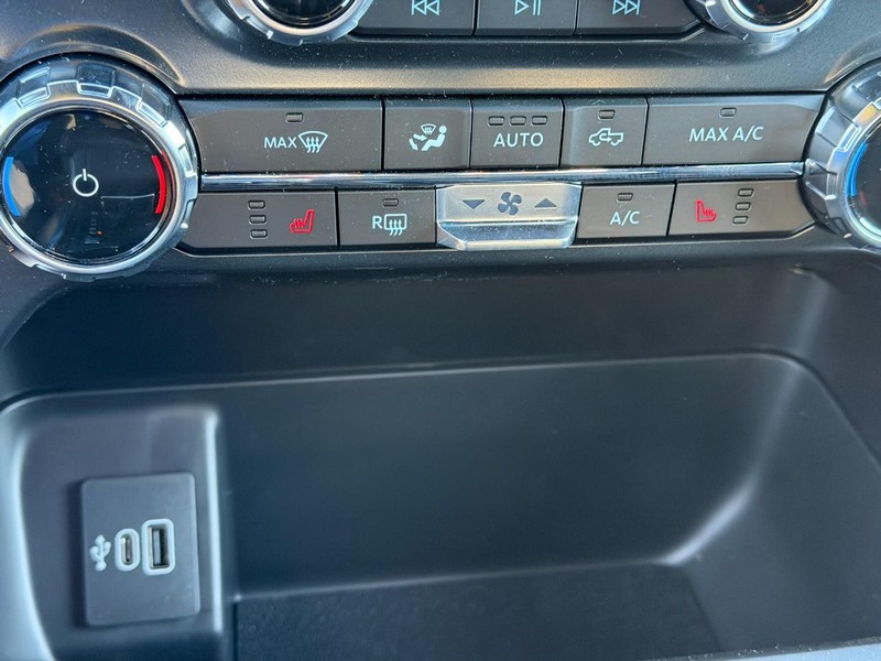 Ford F-150 Vehicle Full-screen Gallery Image 15
