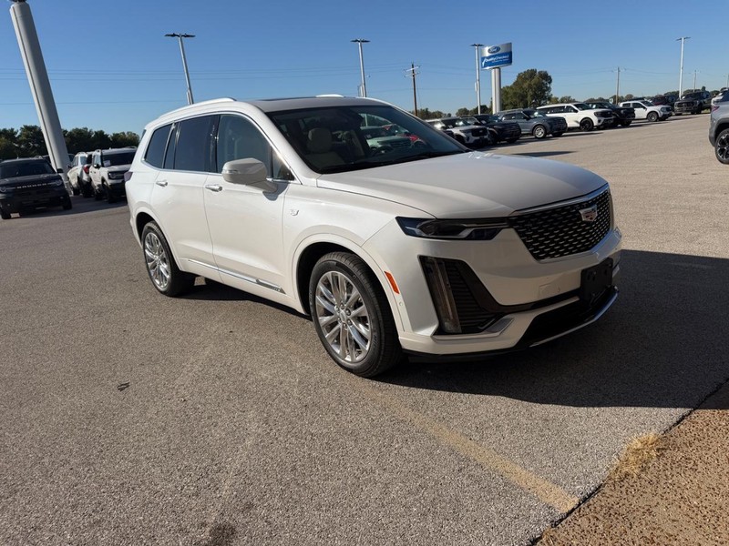 Cadillac XT6 Vehicle Full-screen Gallery Image 02