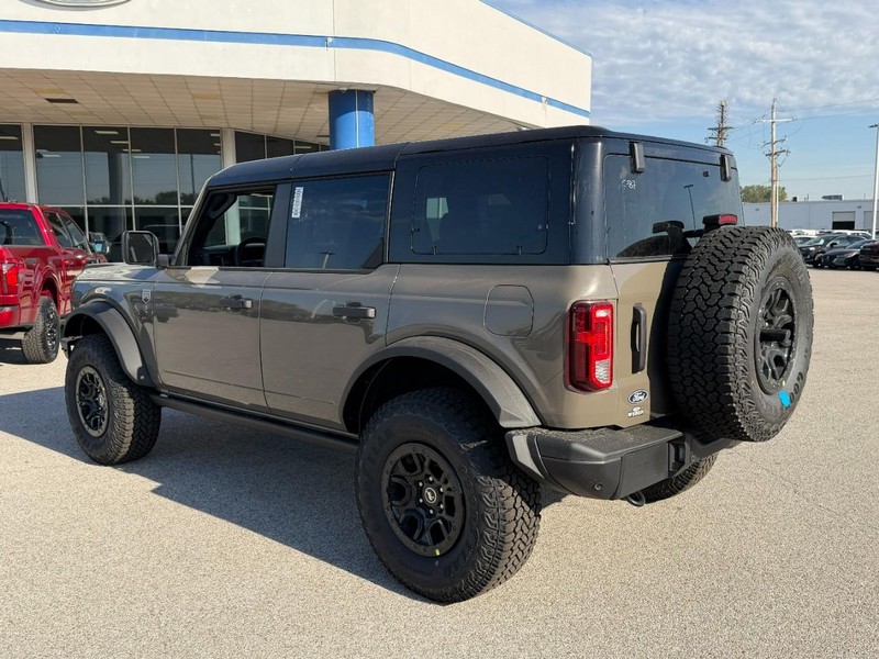 Ford Bronco Vehicle Full-screen Gallery Image 3