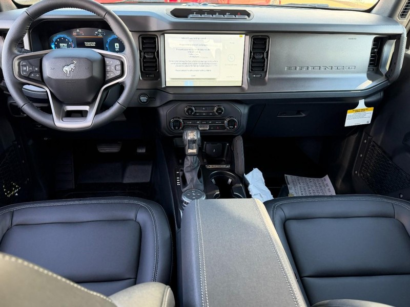 Ford Bronco Vehicle Full-screen Gallery Image 5