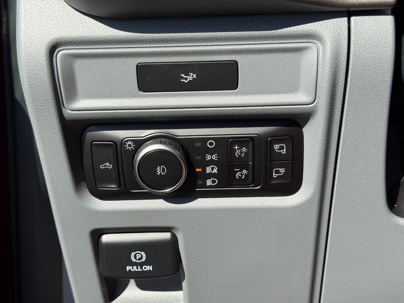 Ford F-150 Vehicle Full-screen Gallery Image 17