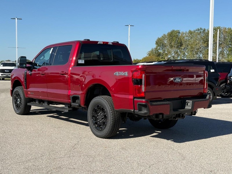 Ford Super Duty F-250 SRW Vehicle Full-screen Gallery Image 3