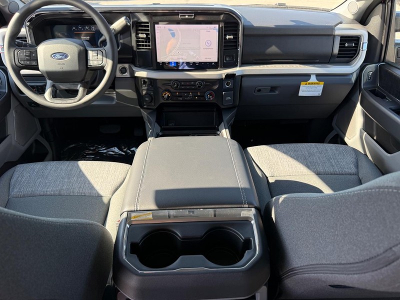 Ford Super Duty F-250 SRW Vehicle Full-screen Gallery Image 6