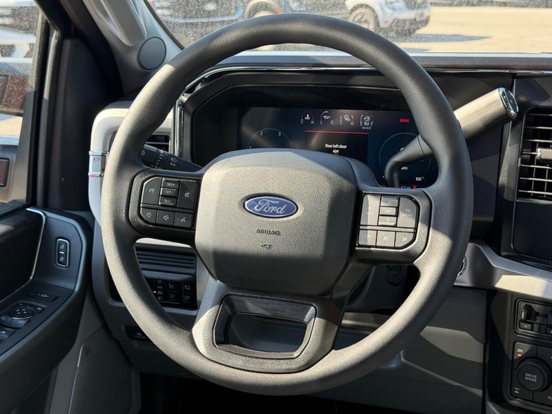 Ford Super Duty F-250 SRW Vehicle Full-screen Gallery Image 7