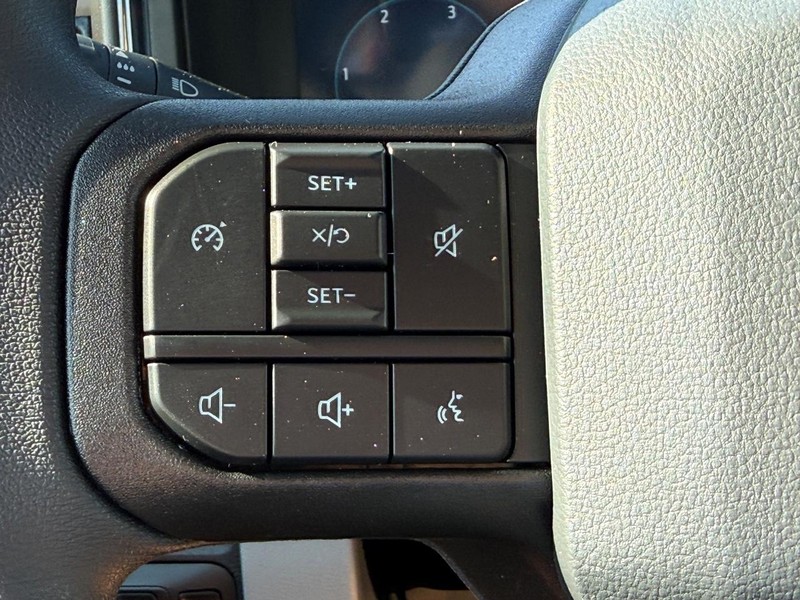 Ford Super Duty F-250 SRW Vehicle Full-screen Gallery Image 9