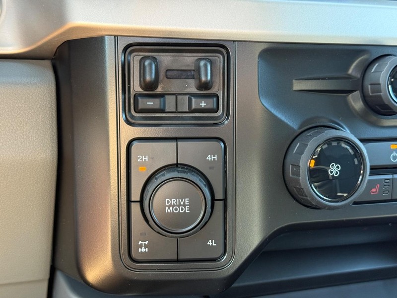 Ford Super Duty F-250 SRW Vehicle Full-screen Gallery Image 13