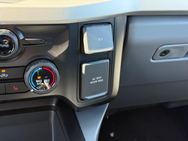 Ford Super Duty F-250 SRW Vehicle Full-screen Gallery Image 15