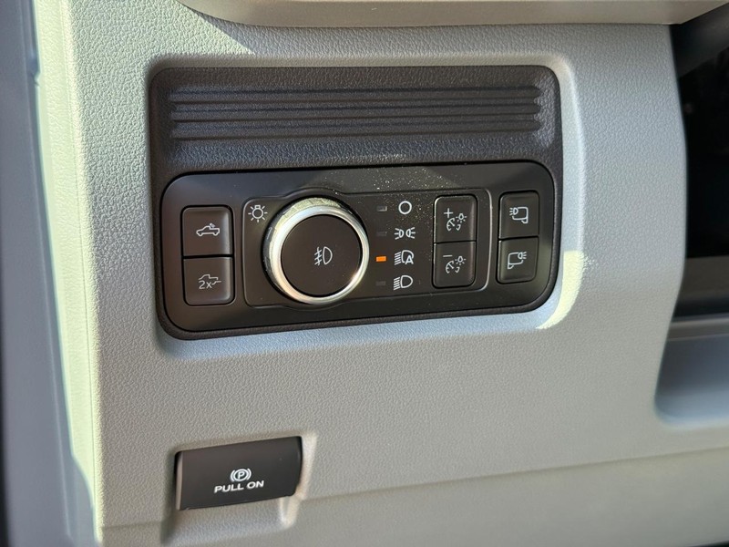 Ford Super Duty F-250 SRW Vehicle Full-screen Gallery Image 17