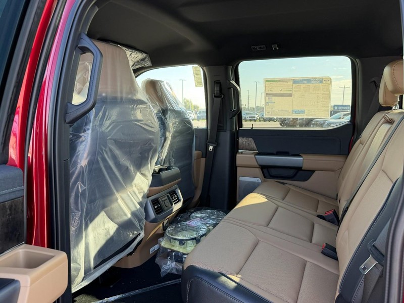 Ford Super Duty F-350 SRW Vehicle Full-screen Gallery Image 4