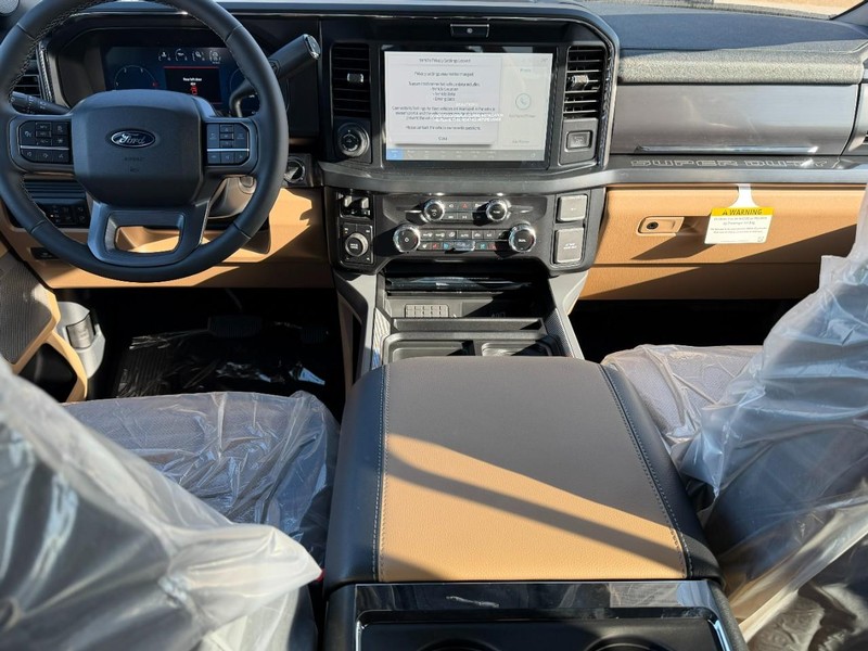 Ford Super Duty F-350 SRW Vehicle Full-screen Gallery Image 5