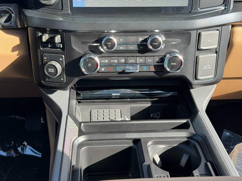 Ford Super Duty F-350 SRW Vehicle Full-screen Gallery Image 8