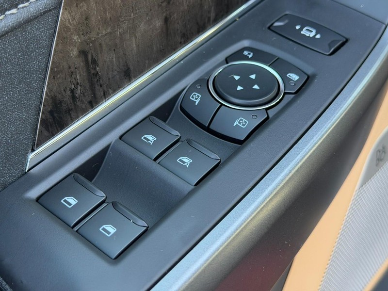 Ford Super Duty F-350 SRW Vehicle Full-screen Gallery Image 9