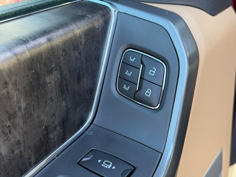 Ford Super Duty F-350 SRW Vehicle Full-screen Gallery Image 10