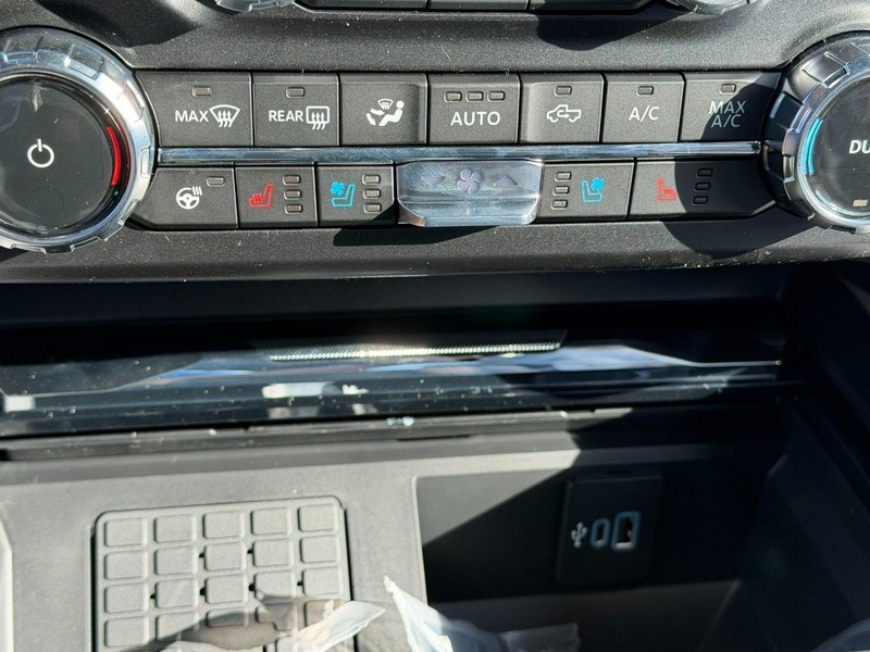 Ford Super Duty F-350 SRW Vehicle Full-screen Gallery Image 13