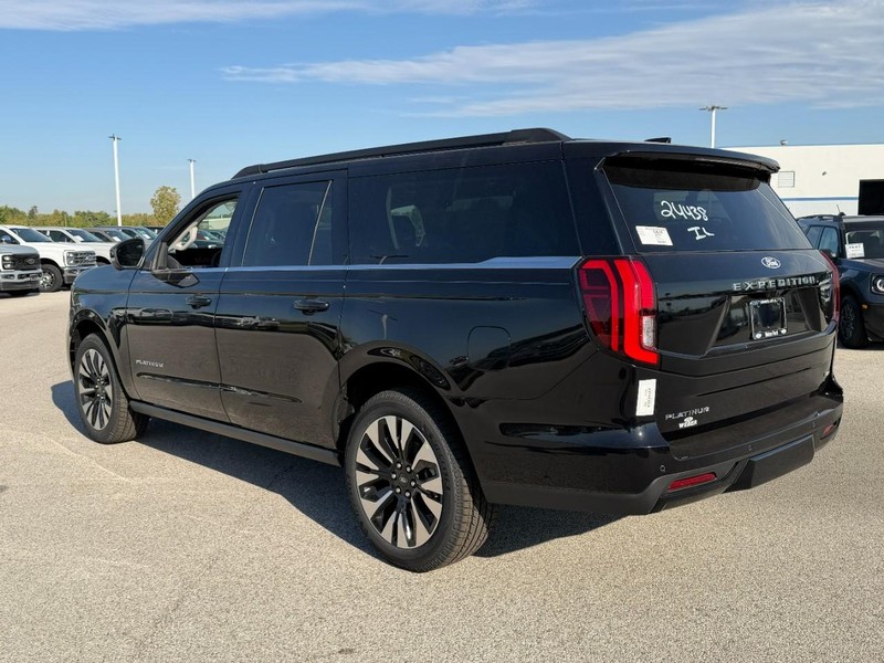 Ford Expedition Max Vehicle Full-screen Gallery Image 3