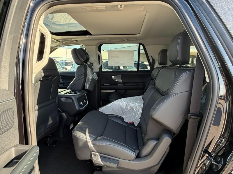 Ford Expedition Max Vehicle Full-screen Gallery Image 5