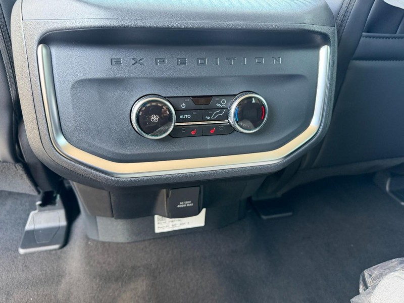 Ford Expedition Max Vehicle Full-screen Gallery Image 6