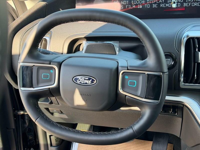 Ford Expedition Max Vehicle Full-screen Gallery Image 9
