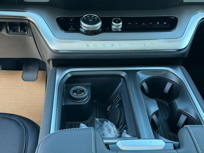 Ford Expedition Max Vehicle Full-screen Gallery Image 11