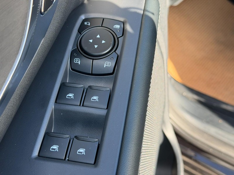Ford Expedition Max Vehicle Full-screen Gallery Image 12