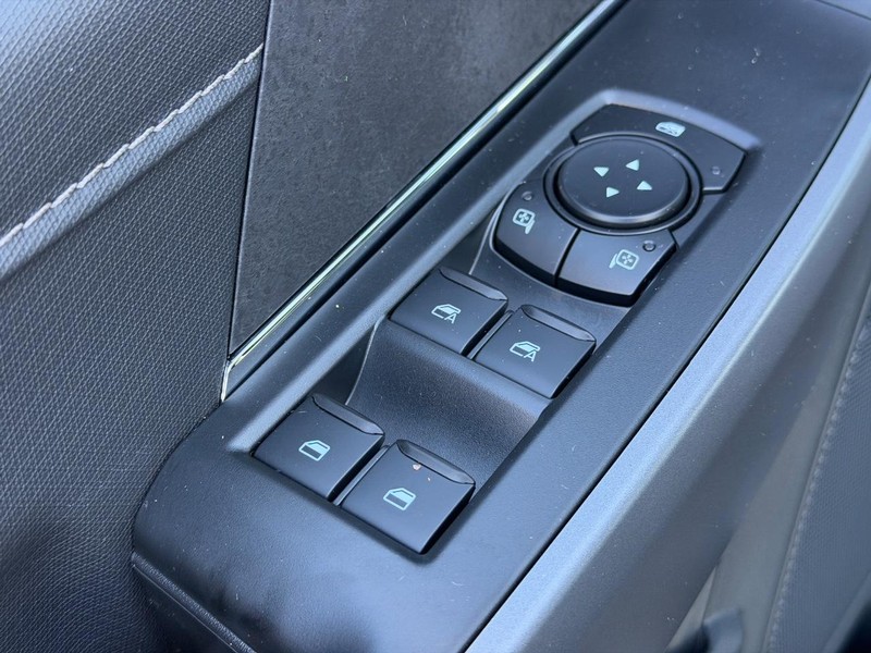 Ford F-150 Vehicle Full-screen Gallery Image 9