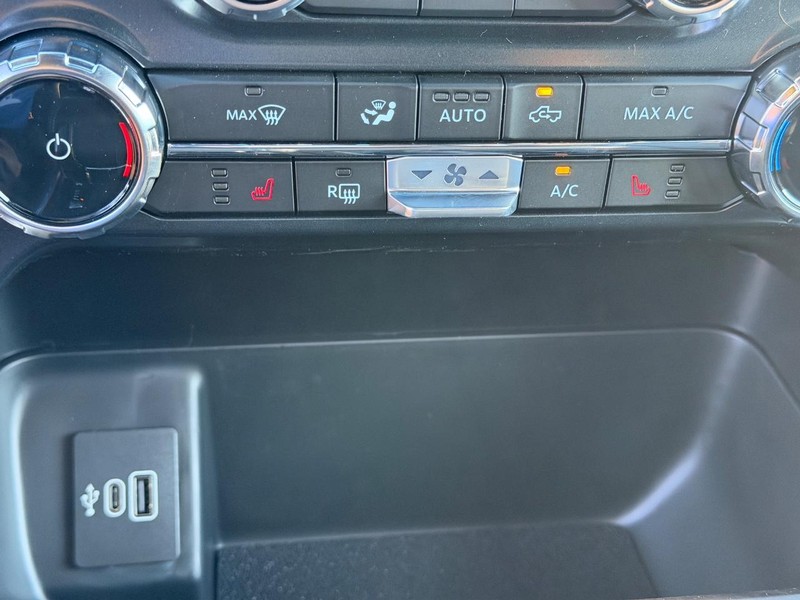 Ford F-150 Vehicle Full-screen Gallery Image 14