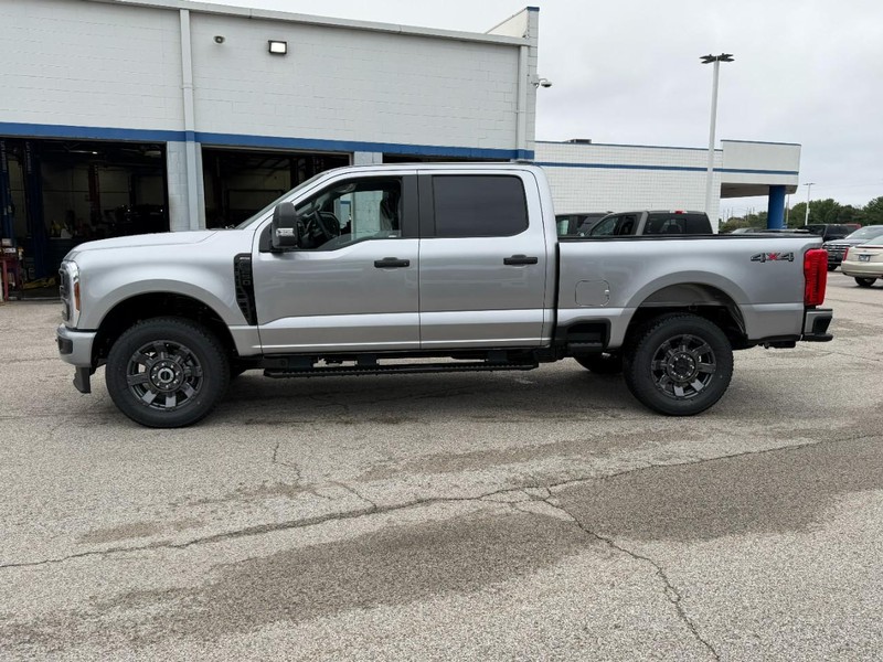 Ford Super Duty F-250 SRW Vehicle Full-screen Gallery Image 2