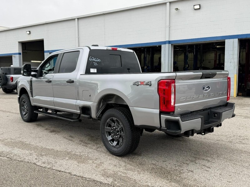 Ford Super Duty F-250 SRW Vehicle Full-screen Gallery Image 3