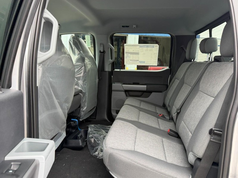 Ford Super Duty F-250 SRW Vehicle Full-screen Gallery Image 4