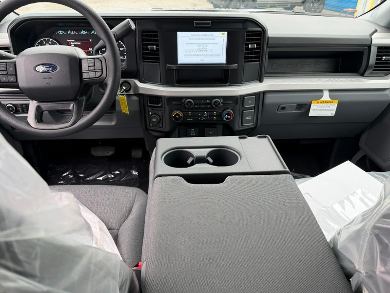 Ford Super Duty F-250 SRW Vehicle Full-screen Gallery Image 5