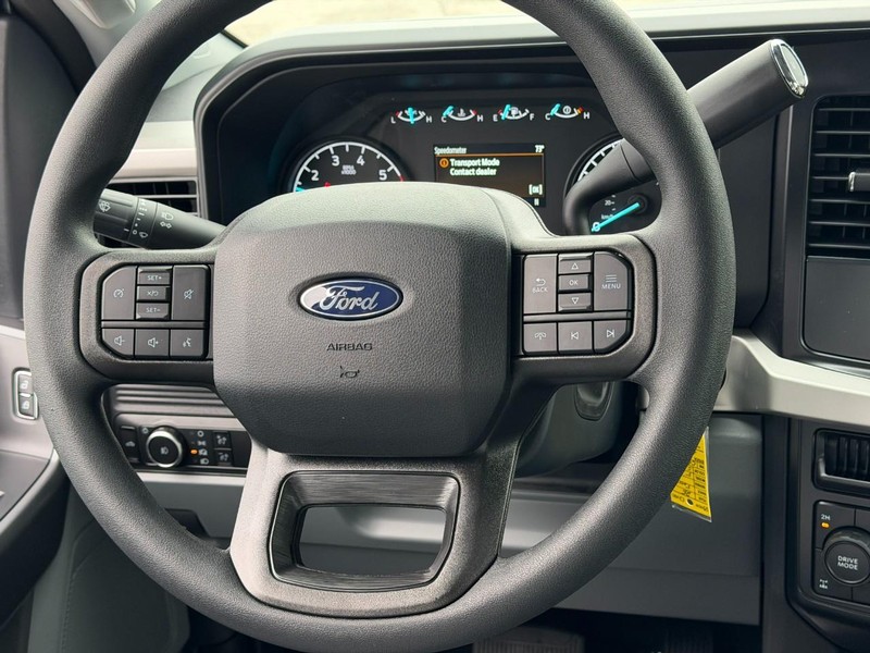 Ford Super Duty F-250 SRW Vehicle Full-screen Gallery Image 6
