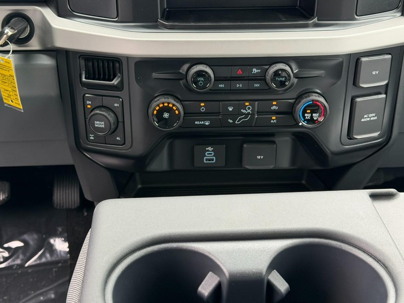Ford Super Duty F-250 SRW Vehicle Full-screen Gallery Image 8
