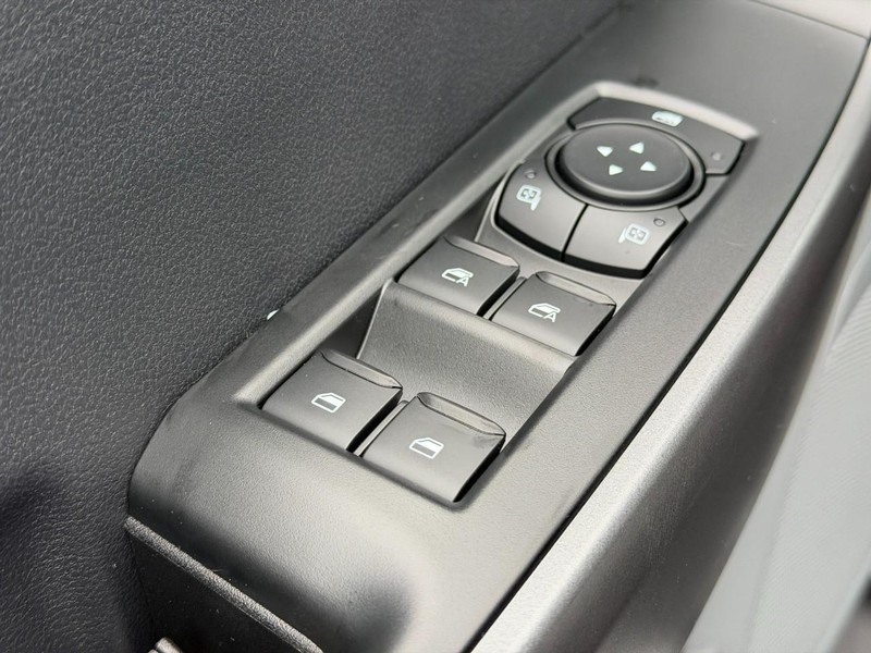 Ford Super Duty F-250 SRW Vehicle Full-screen Gallery Image 9
