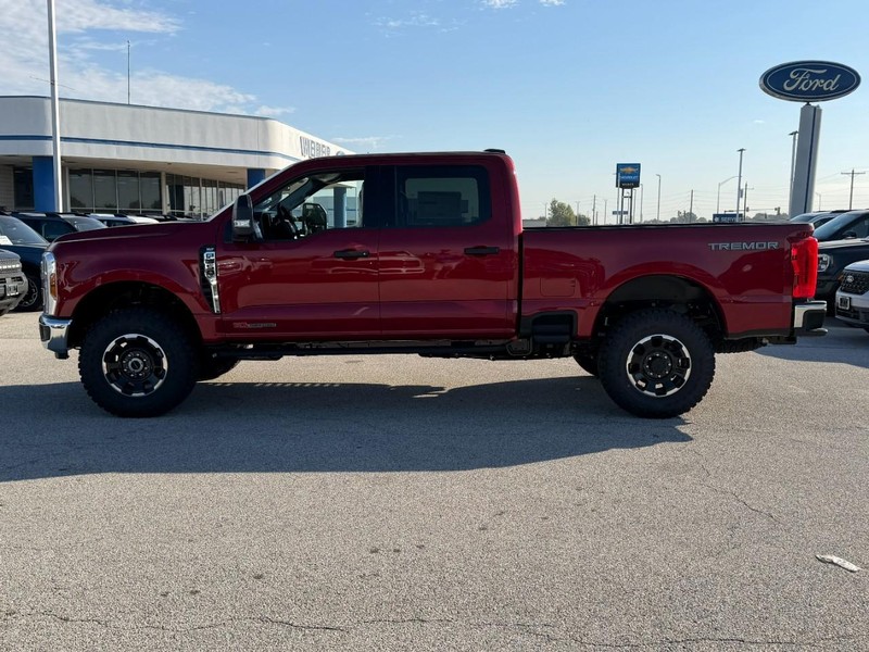 Ford Super Duty F-350 SRW Vehicle Full-screen Gallery Image 2