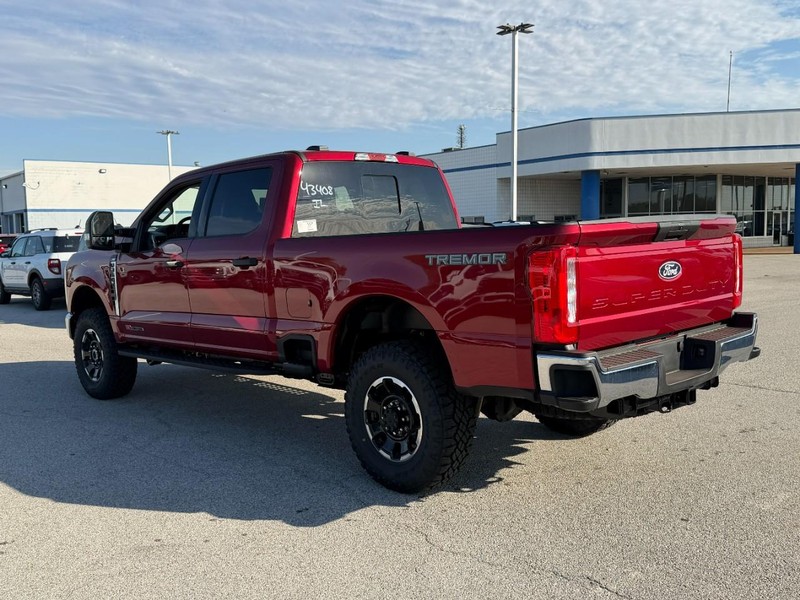 Ford Super Duty F-350 SRW Vehicle Full-screen Gallery Image 3