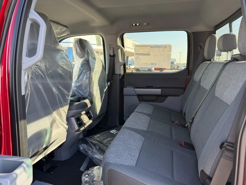 Ford Super Duty F-350 SRW Vehicle Full-screen Gallery Image 4