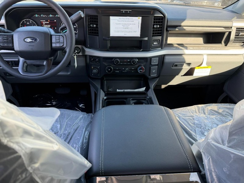 Ford Super Duty F-350 SRW Vehicle Full-screen Gallery Image 5