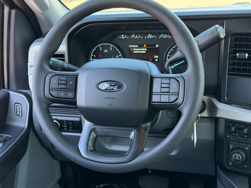 Ford Super Duty F-350 SRW Vehicle Full-screen Gallery Image 6
