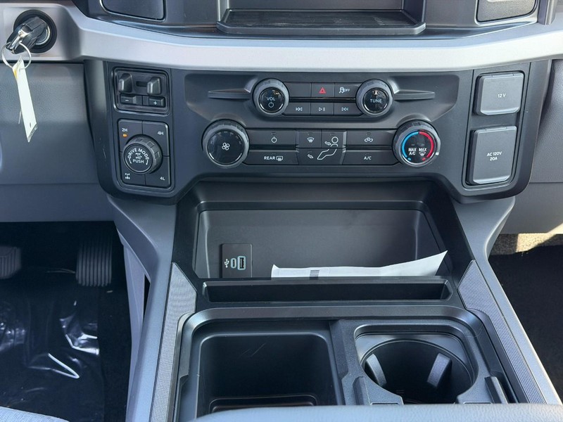 Ford Super Duty F-350 SRW Vehicle Full-screen Gallery Image 8