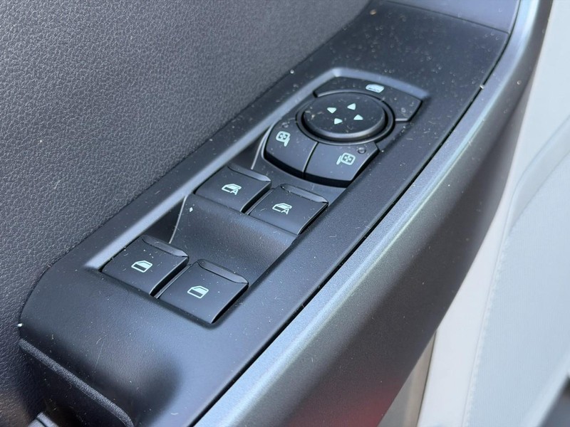 Ford Super Duty F-350 SRW Vehicle Full-screen Gallery Image 9