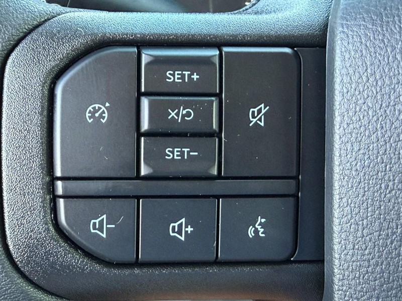 Ford Super Duty F-350 SRW Vehicle Full-screen Gallery Image 10