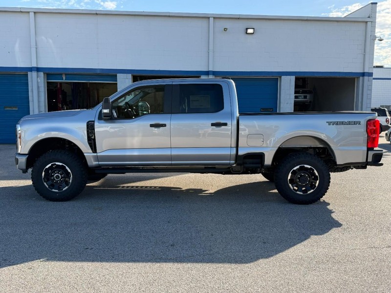 Ford Super Duty F-250 SRW Vehicle Full-screen Gallery Image 2