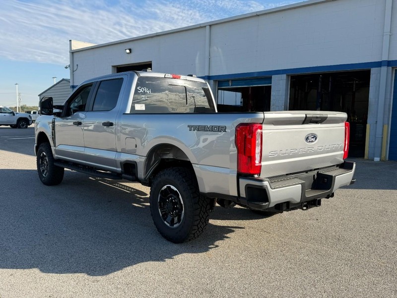Ford Super Duty F-250 SRW Vehicle Full-screen Gallery Image 3