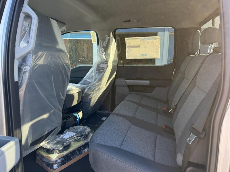 Ford Super Duty F-250 SRW Vehicle Full-screen Gallery Image 4