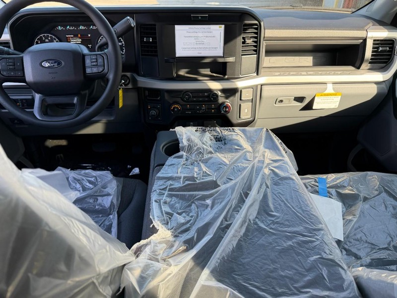 Ford Super Duty F-250 SRW Vehicle Full-screen Gallery Image 5