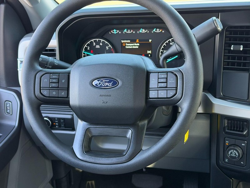 Ford Super Duty F-250 SRW Vehicle Full-screen Gallery Image 6