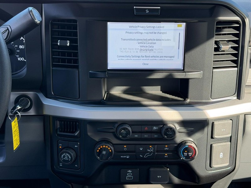 Ford Super Duty F-250 SRW Vehicle Full-screen Gallery Image 7